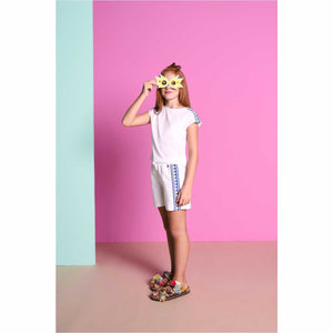 T-shirt con ricamo sulle spalle